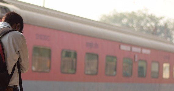 Co najmniej 50 osób zginęło, a 300 zostało rannych i przewiezionych do szpitali w wyniku katastrofy kolejowej w Indiach. W stanie Orisa na wschodzie kraju doszło w piątek do wykolejenia pociągu pasażerskiego po zderzeniu z innym składem - informuje agencja Reutera za lokalnymi mediami.