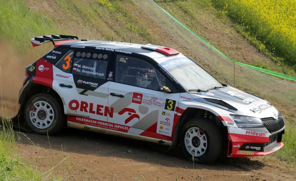 Fin Esapekka Lappi prowadzi po siedmiu odcinkach specjalnych Rajdu Sardynii. W kategorii WRC2 czwarte miejsce zajmuje Mikołaj Marczyk z Szymonem Gospodarczykiem.