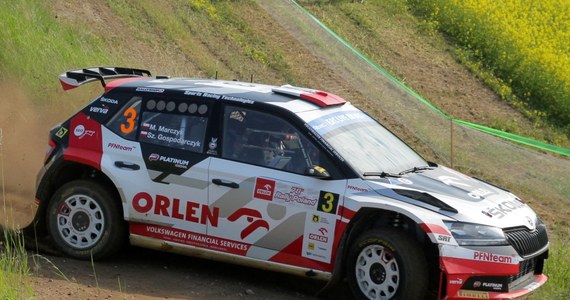 Fin Esapekka Lappi prowadzi po siedmiu odcinkach specjalnych Rajdu Sardynii. W kategorii WRC2 czwarte miejsce zajmuje Mikołaj Marczyk z Szymonem Gospodarczykiem.
