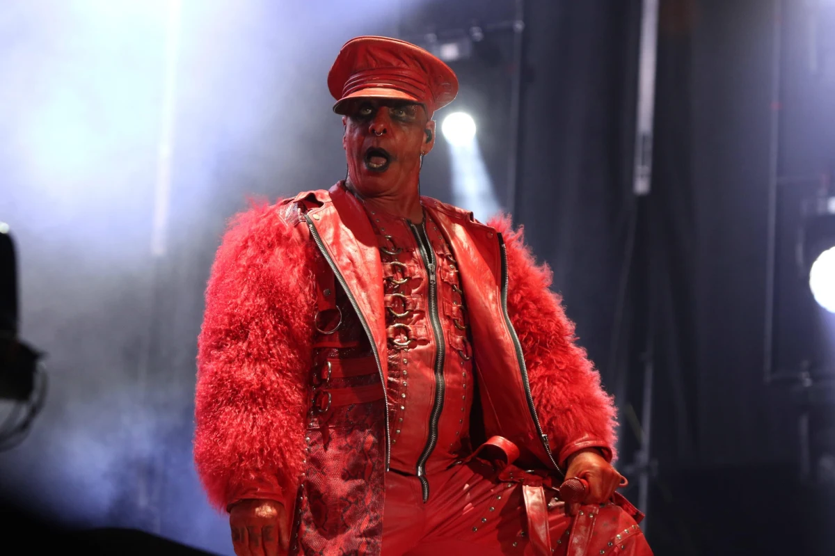 Coraz więcej młodych kobiet twierdzi, że wokalista Rammstein Till Lindemann wykorzystał je seksualnie - donoszą niemieckie media. Kilka dni temu w sieci 22-letnia Irlandka poinformowała, że została odurzona niezidentyfikowanymi substancjami i fizyczne wykorzystana przez 60-latka.