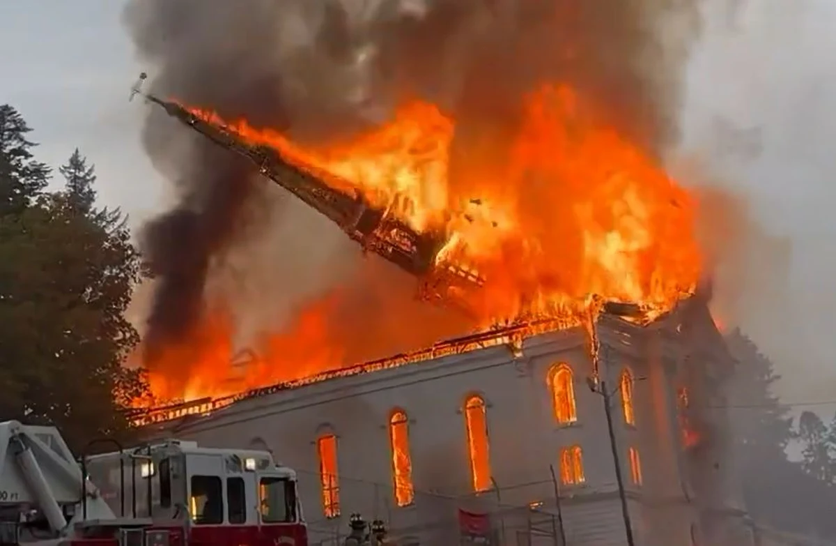 Zabytkowy kościół w miasteczku Spencer (stan Massachusetts) spłonął dziś całkowicie. Według świadków, w świątynię uderzył piorun wywołując pożar, którego strażakom nie udało się ugasić.