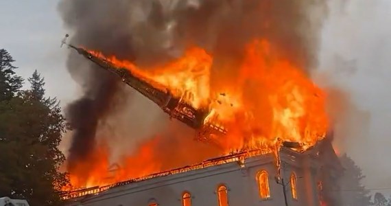 Zabytkowy kościół w miasteczku Spencer (stan Massachusetts) spłonął dziś całkowicie. Według świadków, w świątynię uderzył piorun wywołując pożar, którego strażakom nie udało się ugasić.