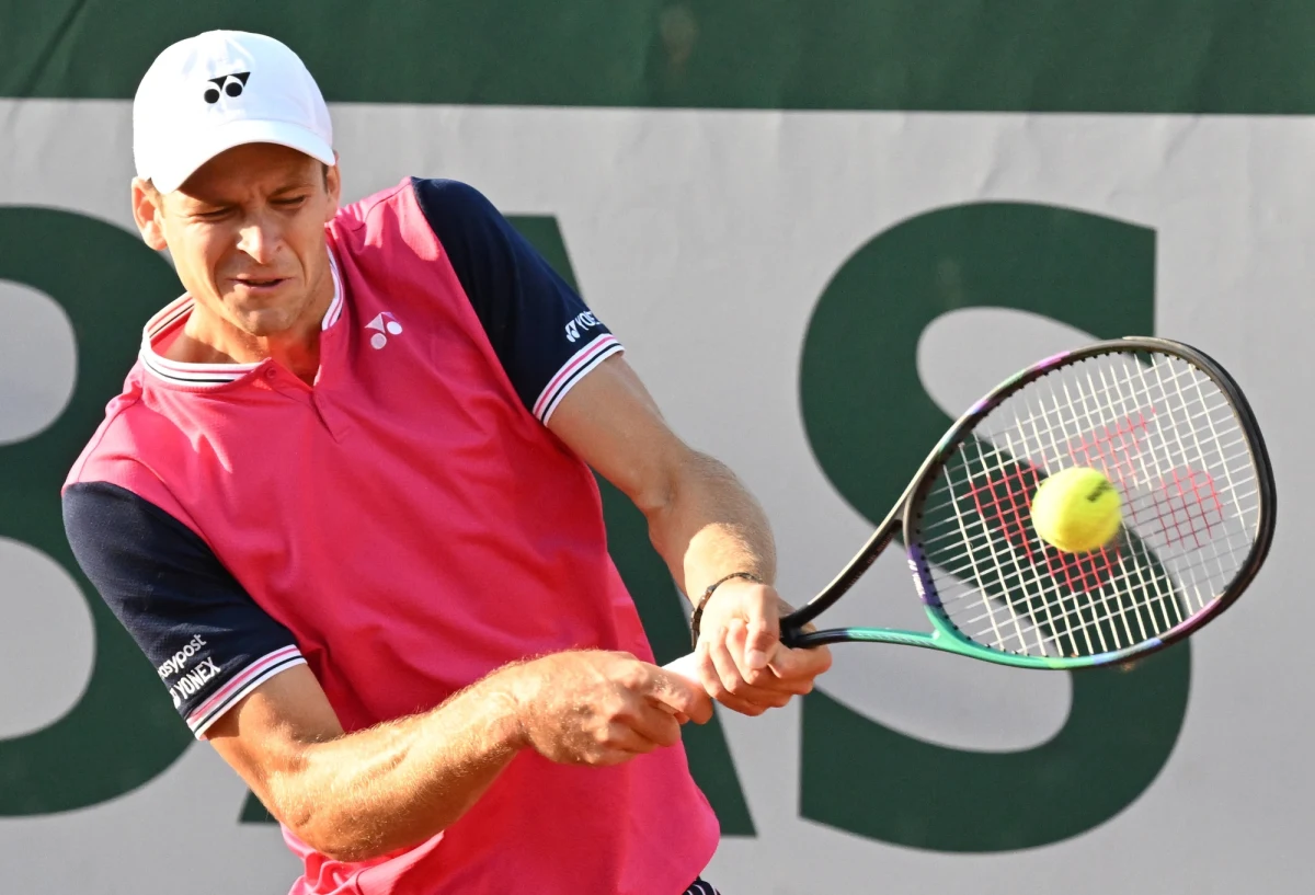 Hubert Hurkacz przegrał z peruwiańskim tenisistą Juanem Pablo Varillasem 6:3, 3:6, 6:7 (3-7), 6:4, 2:6 w trzeciej rundzie wielkoszlemowego French Open.