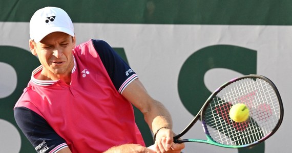 Hubert Hurkacz przegrał z peruwiańskim tenisistą Juanem Pablo Varillasem 6:3, 3:6, 6:7 (3-7), 6:4, 2:6 w trzeciej rundzie wielkoszlemowego French Open.