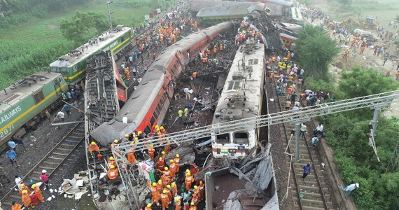 Co najmniej 288 osób zginęło, a ponad 900 jest rannych - to najnowszy tragiczny bilans katastrofy kolejowej, do której wieczorem doszło we wschodnich Indiach. W dystrykcie Odisha's Balasore zderzyły się trzy pociągi. 