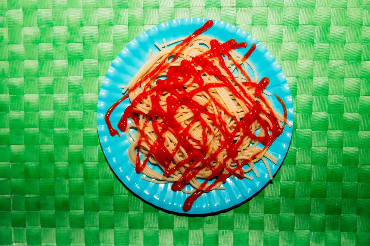 Keczup do makaronu, pizza z ananasem i łamanie spaghetti - to największe zdaniem Włochów grzechy popełniane przez cudzoziemców wobec tradycji kulinarnej ich kraju. Wyniki sondażu wskazują, że  Włosi są kategoryczni w ich ocenie i nie tolerują naruszania zasad.