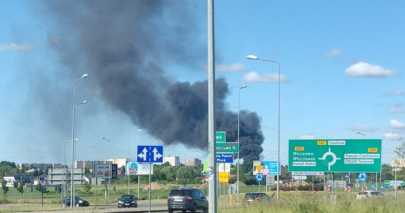 Pożar wybuchł w sobotę rano w Płocku (Mazowieckie) w hali firmy zajmującej się wywozem odpadów komunalnych. Trwa dogaszanie. Nie ma informacji o poszkodowanych. 