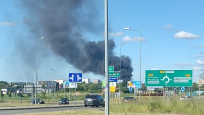 Pożar w hali firmy wywożącej odpady w Płocku