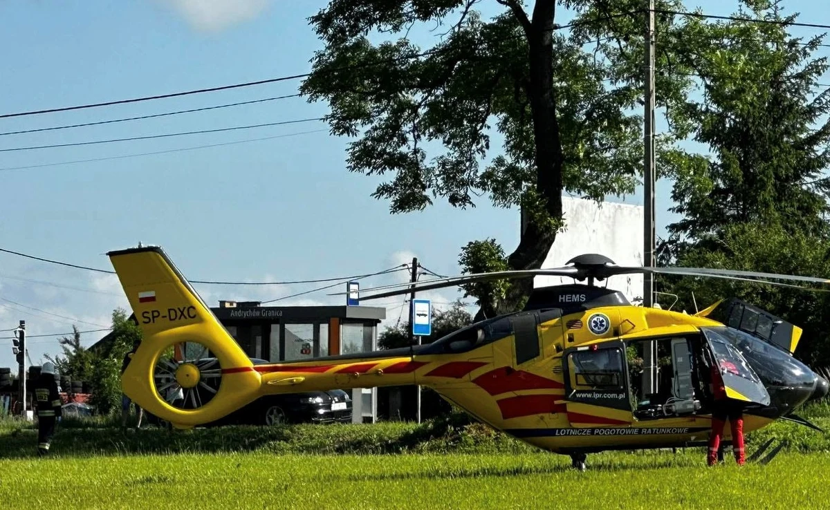 Sześć osób zostało rannych w zderzeniu dwóch samochodów krajowej „52” w małopolskim Andrychowie. Na miejscu lądował śmigłowiec LPR.