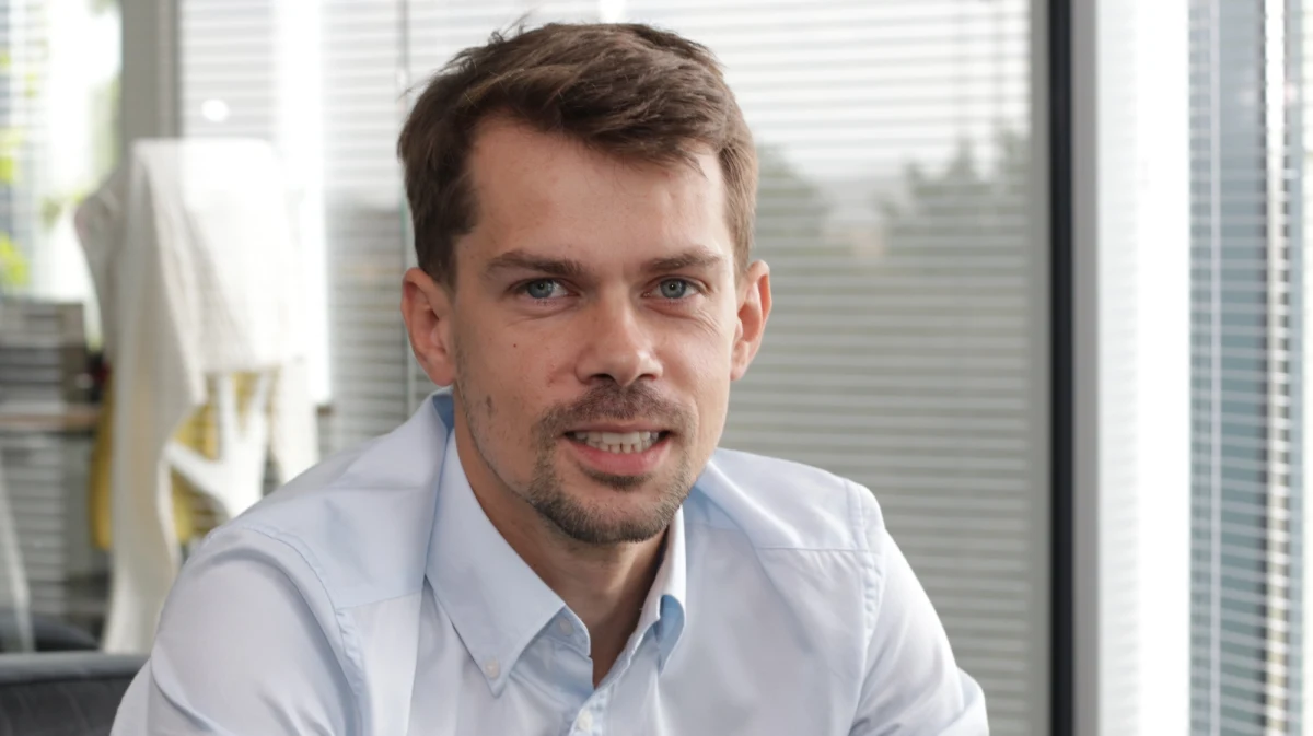 Odmówił przyjęcia mandatu, ale stracił prawo jazdy. Lider AgroUnii Michał Kołodziejczak przekroczył dopuszczalną prędkość o ponad 50 km/h w terenie zabudowanym i pożegnał się z uprawnieniami do prowadzenia samochodu. Do policyjnej kontroli doszło na powiatowej drodze w powiecie kolskim w Wielkopolsce. 