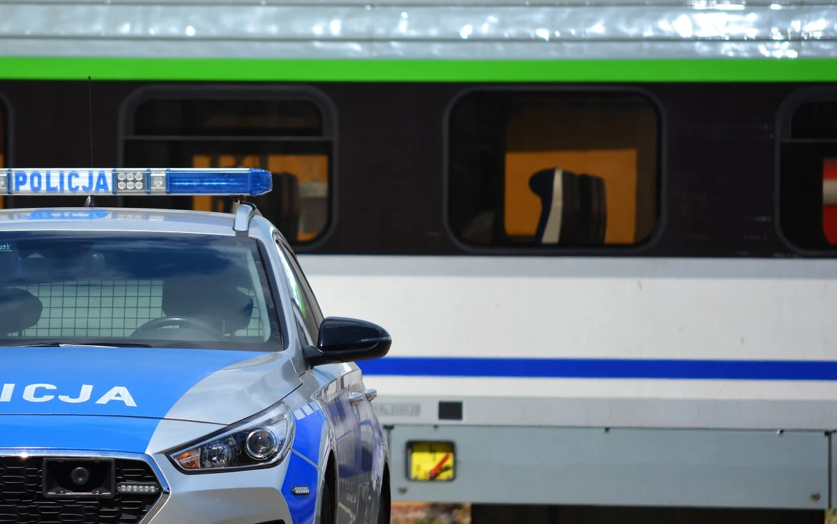 Nie żyje pasażerka samochodu osobowego, który na niestrzeżonym przejeździe kolejowym koło Brzeźnicy (Zachodniopomorskie) zderzył się z szynobusem relacji Słupsk-Szczecinek. 