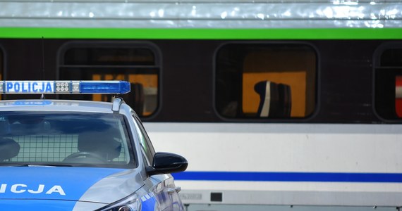 Nie żyje pasażerka samochodu osobowego, który na niestrzeżonym przejeździe kolejowym koło Brzeźnicy (Zachodniopomorskie) zderzył się z szynobusem relacji Słupsk-Szczecinek. 