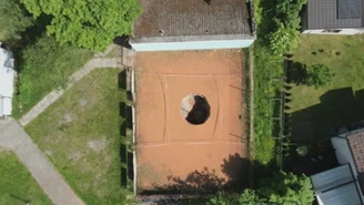 Zapadlisko na korcie tenisowym w Trzebini. Wcześniej były tam dzieci