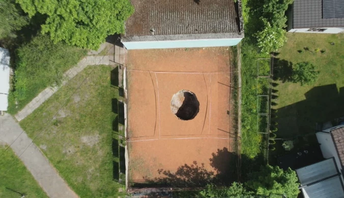 Zapadlisko na korcie tenisowym w Trzebini. Wcześniej były tam dzieci