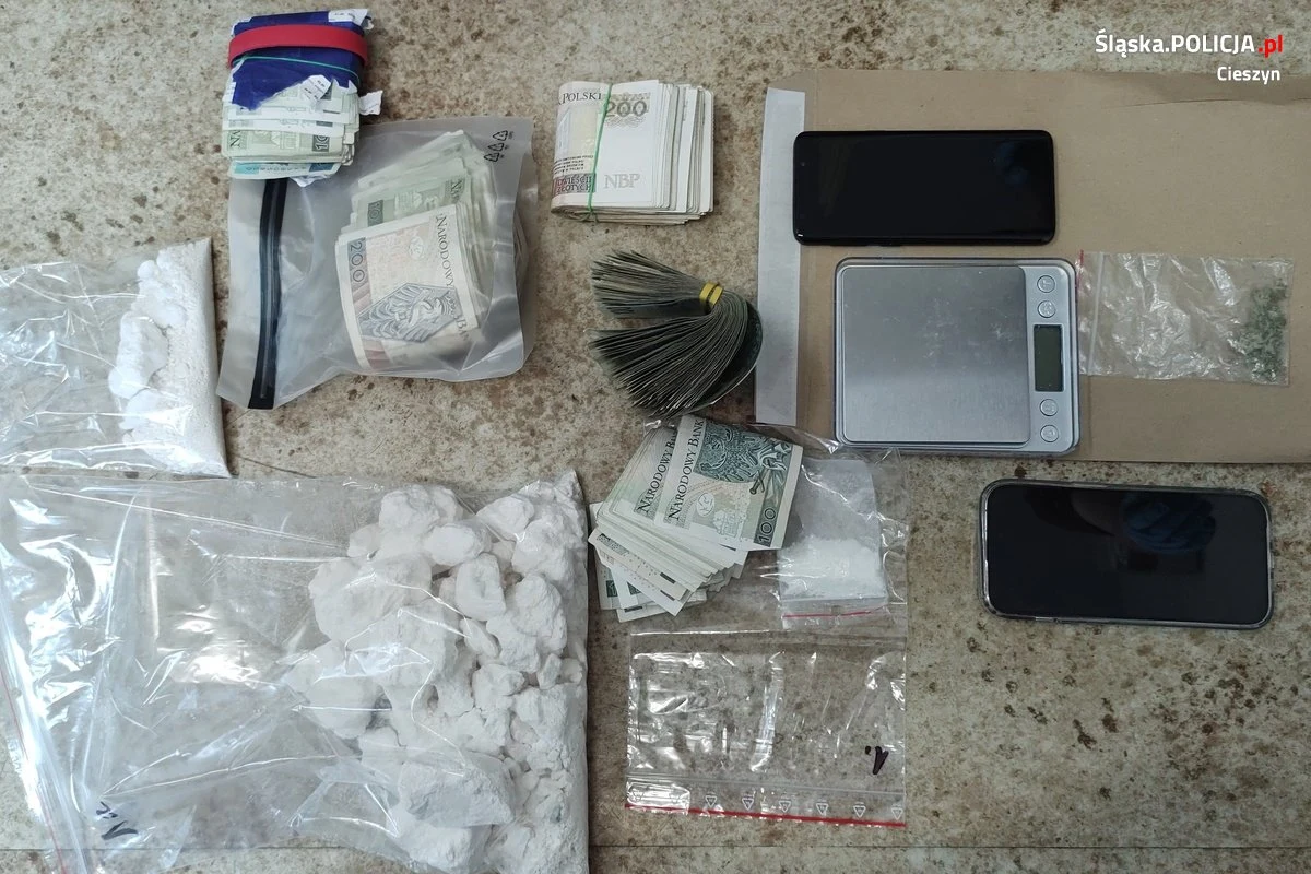 Ponad 11 tysięcy działek można było przygotować z dopalaczy znalezionych u narkotykowych dilerów ze Skoczowa w Śląskiem. Policjanci odkryli też amfetaminę, marihuanę oraz wagę do ważenia narkotykowych działek.
