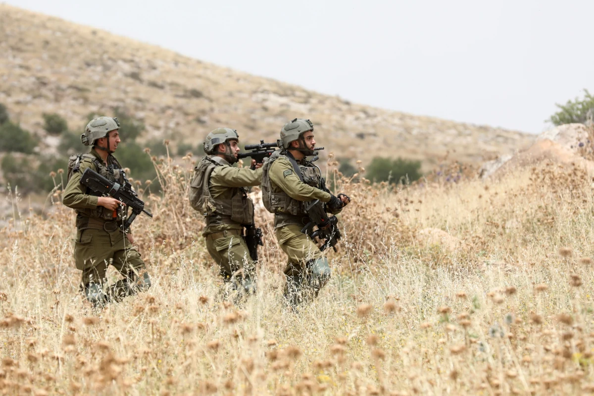 Egipski policjant wtargnął na teren Izraela, zastrzelił 3 tamtejszych żołnierzy i sam zginął w wymianie ognia. Przedstawiciele Jerozolimy i Kairu są w stałym kontakcie i starają się wyjaśnić incydent. Egipski funkcjonariusz miał ścigać przemytników narkotyków, kiedy wdał się w strzelaninę z izraelskimi żołnierzami.