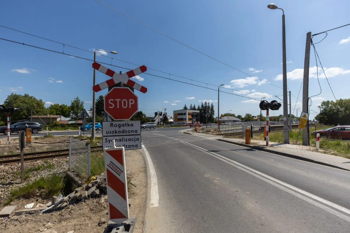 Dzięki przebudowie ulica Warszawska na całej długości będzie miała po dwa pasy ruchu w obydwu kierunkach. W poniedziałek, 5 czerwca,  rozpoczyna się ważny etap tego zadania – przebudowa przejazdu kolejowego na ul. Myśliwskiej.
