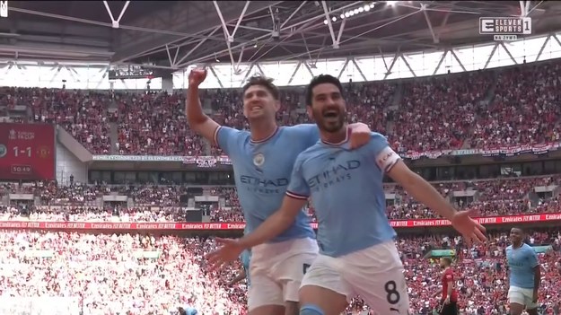 Skrót meczu Manchester City FC - Manchester United FC 2-1. 

Bramki: 1. Gundogan, 51. Gundogan – 33. Fernandes (kar.)

Manchester City: Ortega – Walker (90+5. Laporte), Dias, Akanji – Silva, Stones, Rodri, Gundogan (C), Grealish (90. Aké) – De Bruyne (76. Foden) – Haaland.
Rezerwowi: Ederson – Phillips, Álvarez, Mahrez, Lewis, Palmer.
Trener: Pep Guardiola

Manchester United: de Gea – Wan-Bissaka, Lindelöf (83. McTominay), Varane, Shaw – Casemiro – Eriksen (62. Garnacho), Fred – Sancho (78. Weghorst), Rashford, Fernandes (C).
Rezerwowi: Butland – Dalot, Maguire, Malacia, Pellistri, Elanga.
Trener: Erik ten Hag