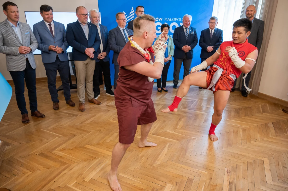 Myślenice będą jedną z aren Igrzysk Europejskich Kraków Małopolska 2023, a w piątek władzom miasta uroczyście przekazano olimpijską flagę. Zostaną tam rozegrane zawody kickboxingu i muaythai. "Mamy nadzieję, że wspólnie uda nam się stworzyć fantastyczne wydarzenie" – zaznacza Urasa Mongkolnavin, ambasador Królestwa Tajlandii.
