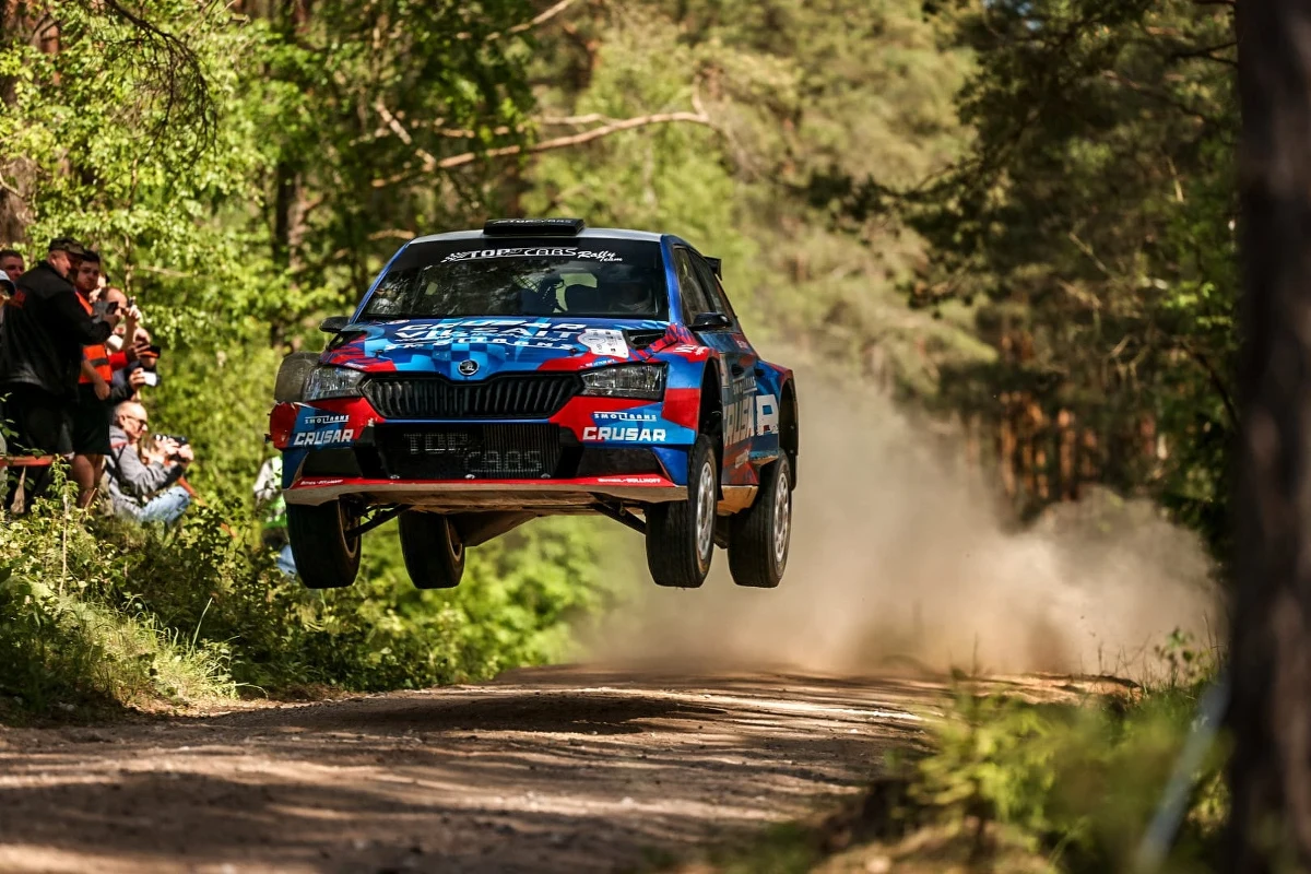 Grzegorz Grzyb i Adam Binięda (Skoda Fabia Rally2 evo) byli najszybsi w zakończonym dziś w Białymstoku 42. Rajdzie Podlaskim, trzeciej rundzie Rajdowych Samochodowych Mistrzostw Polski 2023. Na drugim miejscu finiszowali Sylwester Płachytka i Rafał Fiołek (Skoda Fabia Rally2 evo) ze stratą 11,9 s do zwycięzców. Na najniższym stopniu podium stanęli bracia Jarosław i Marcin Szejowie (Hyundai i20 R5), którzy trasę 11 odcinków specjalnych pokonali o 18 s wolniej od Grzyba i Biniędy.
