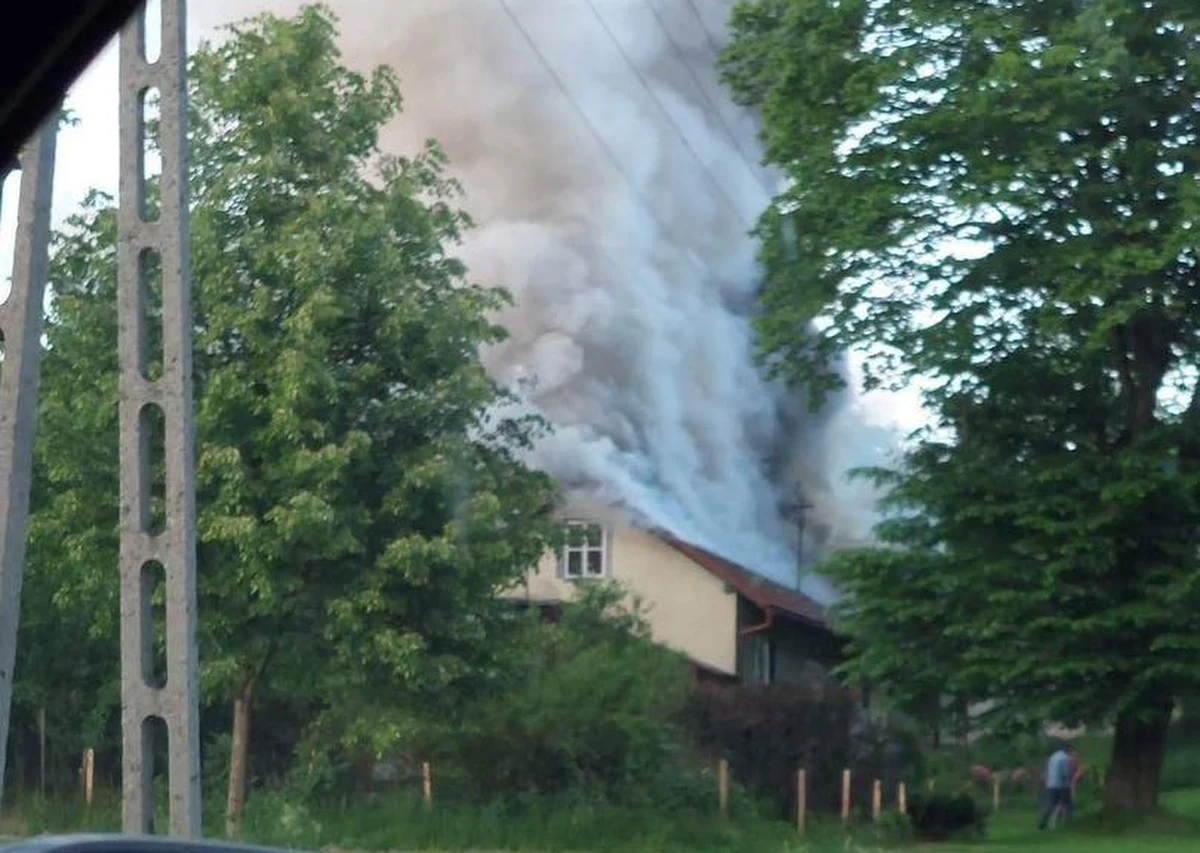 Pożar drewnianego domu jednorodzinnego w miejscowości Brody koło Wadowic. Informację, którą otrzymaliśmy na Gorącą Linię RMF FM, potwierdziła nam straż pożarna. 
