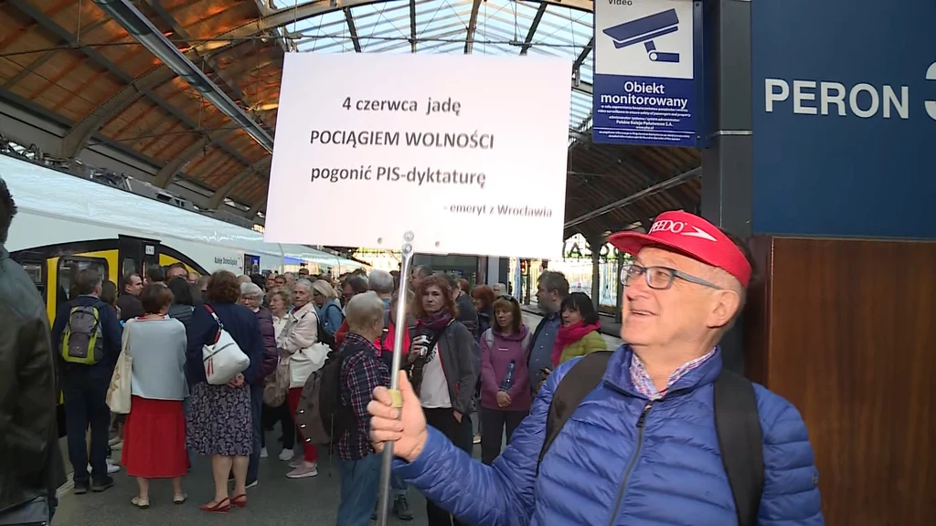 Mieszkańcy Wrocławia zabierają ze sobą transparenty
