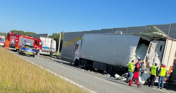 Na drodze ekspresowej S8 w kierunku Wrocławia zderzyły się dwie ciężarówki. Niestety, w wypadku życie stracił 27-letni mężczyzna. Droga na odcinku między węzłami Łask a Zduńska Wola Wschód jest zablokowana. Policja kieruje ruch na drogi lokalne.