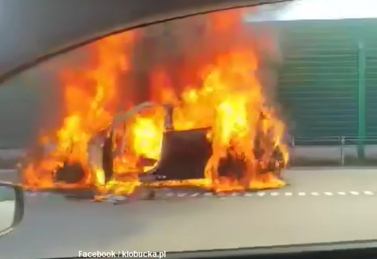 Na autostradzie A1 w rejonie Częstochowy doszczętnie spłonęło Porsche Cayenne S. Na szczęście nie było osób poszkodowanych.