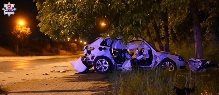 Lubelska policja bada okoliczności tragicznego wypadku na al. Witosa w Lublinie. W wyniku zderzenia dwóch aut zginęła 23-letnia kobieta. Dwie są ranne. 