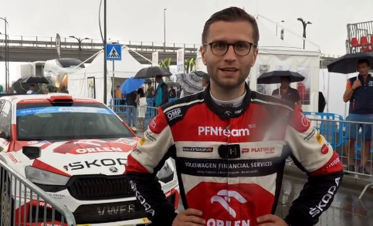 Rekordowe 9. miejsce i punkty w najbardziej prestiżowej klasyfikacji mistrzostw świata WRC wywalczyła dziś polska załoga! Mikołaj Marczyk i Szymon Gospodarczyk świetnie poradzili sobie z trudnymi warunkami podczas Rajdu Sardynii. Ulewny momentami deszcz, błotniste i przeprawowe trasy oraz sporo zagrożeń na odcinkach - nic z tego nie było straszne polskiej ekipie, która zajęła 2. miejsce w klasie WRC2 Challenger i 5. miejsce w klasie WRC2.