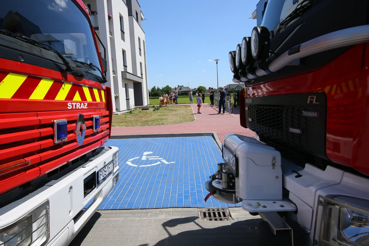 Decyzją inspektora nadzoru budowlanego dwa mieszkania wyłączono z użytkowania po ugięciu się podłogi i obsunięciu ściany w jednym z nich. Lokatorzy pozostałych 14 lokali mogą wrócić do swoich mieszkań – powiedział sekretarz miasta Ostrowa Wlkp. Andrzej Baraniak. Informację otrzymaliśmy na Gorącą Linię RMF FM - potwierdziły nam ją służby.