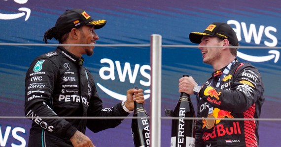 Max Verstappen z ekipy Red Bull wygrał w Barcelonie wyścig Formuły 1 o Grand Prix Hiszpanii i umocnił się na pozycji lidera klasyfikacji generalnej. Holender wyprzedził na mecie Lewisa Hamiltona z Mercedesa o ponad 20 sekund. Trzecią lokatę wywalczył drugi kierowca teamu Mercedes Brytyjczyk George Russell.