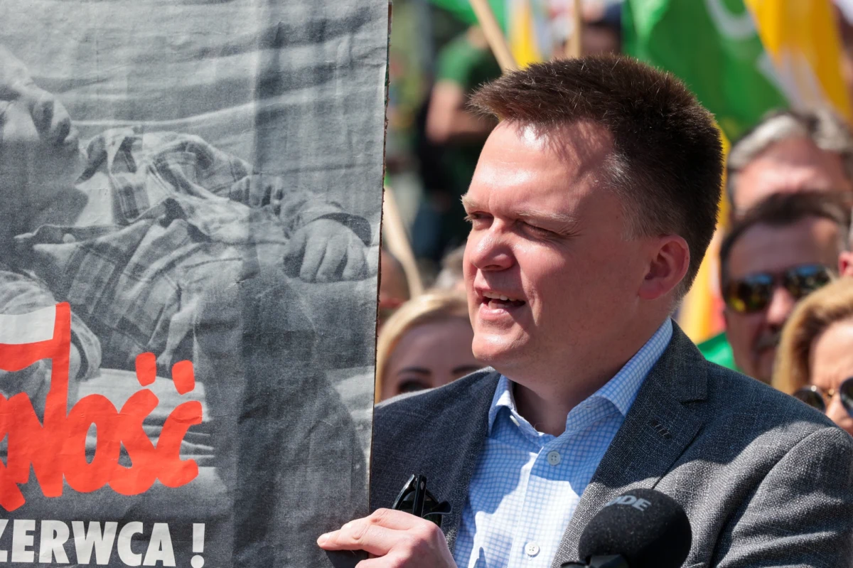 "Oni są już częścią historii polskiej polityki. Jestem wolny od tego, żeby zajmować się ich hejtem" - powiedział w Lesznie (woj. wielkopolskie) o koalicji rządzącej lider Polski 2050 Szymon Hołownia. Ocenił, że niedzielny marsz opozycji "znokautował" obóz rządzący.