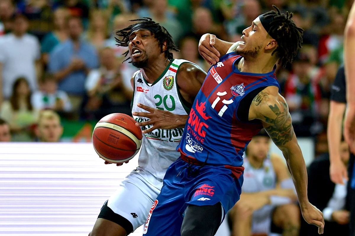 Koszykarze Śląska Wrocław przegrali u siebie z Kingiem Szczecin 65:92 w drugim meczu finału Energa Basket Ligi. Rywalizacja przeniesie się teraz do Szczecina i być może już 9 czerwca zostanie wyłoniony nowy król polskiej ekstraklasy koszykarzy.