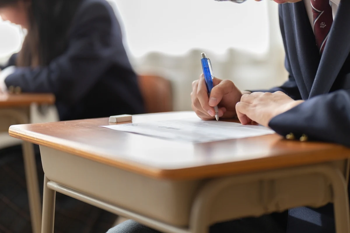 Dzisiaj piąty dzień czerwca, zatem niecałe trzy tygodnie pozostały do końca roku szkolnego. Na RMF24.pl sprawdzamy, ile czasu mają uczniowie, by poprawić oceny. Nauczyciele przekonują, że to najlepszy moment, by przewidywaną trójkę na świadectwie z biologii zamienić na czwórkę.