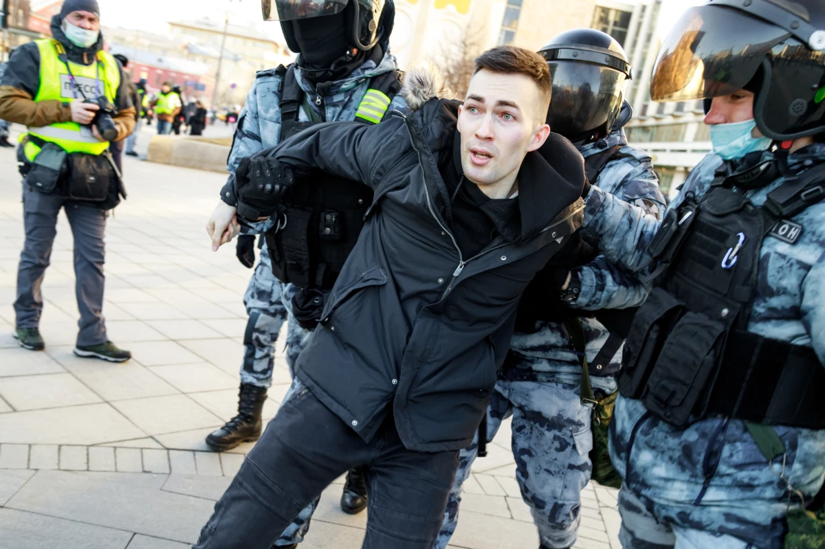 Ponad 100 osób zostało aresztowanych wczoraj w Rosji w trakcie licznych akcji wsparcia dla przebywającego w kolonii karnej opozycjonisty Aleksieja Nawalnego z okazji jego 47. urodzin - podała organizacja praw człowieka OVD-Info.