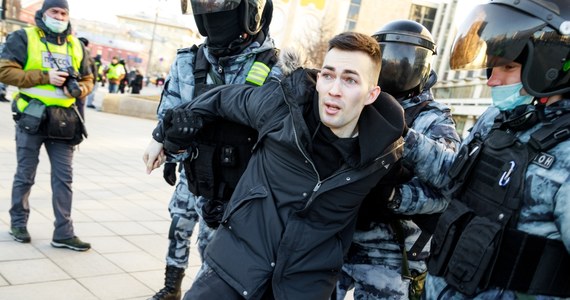 Ponad 100 osób zostało aresztowanych wczoraj w Rosji w trakcie licznych akcji wsparcia dla przebywającego w kolonii karnej opozycjonisty Aleksieja Nawalnego z okazji jego 47. urodzin - podała organizacja praw człowieka OVD-Info.