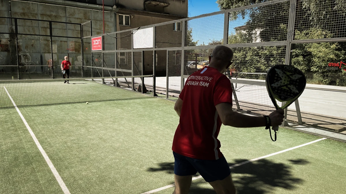 To połączenie tenisa i squasha. Jest najszybciej rozwijającym się sportem na świecie. Co ważne: grać może dosłownie każdy, a samej rekreacyjnej techniki gry można nauczyć się bardzo szybko. Tą dyscypliną jest padel! Pokochali ją Polacy; polubił ją nawet polski tenisista Jerzy Janowicz, który będzie reprezentował Polskę podczas III Igrzysk Europejskich Kraków Małopolska 2023. Jak gra się w padla? Co jest potrzebne, by rozpocząć przygodę z tym sportem? Sprawdzał to Paweł Pawłowski.