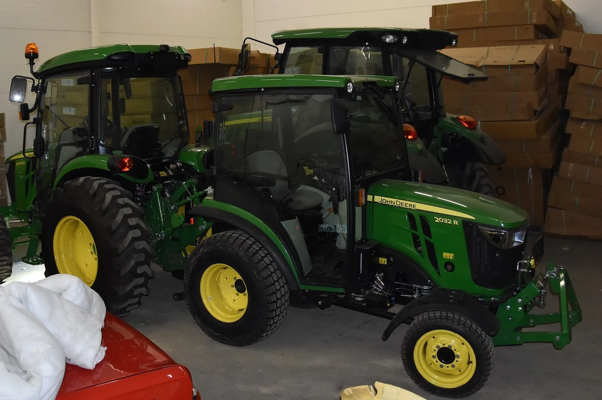 Ciągniki rolnicze o wartości 1,5 miliona złotych, skradzione w Andorze i Wielkiej Brytanii, odzyskali policjanci z Nowego Targu. Maszyny były ukryte w magazynach hurtowni oferującej części samochodowe.

