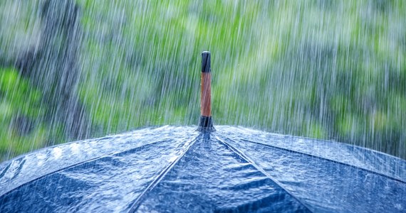 Jak informuje Instytut Meteorologii i Gospodarki Wodnej, nowy tydzień będzie ciepły, ale przyniesie intensywny deszcz i burze. Mogą im towarzyszyć również opady gradu.  