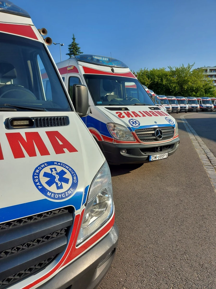 17 karetek z niezbędnym sprzętem i wyposażeniem medycznym trafi z Dolnego Śląska do obwodów dniepropietrowskiego i kirowogradzkiego. To pomoc, jaką samorząd województwa przekazuje swoim regionom partnerskim w Ukrainie.

