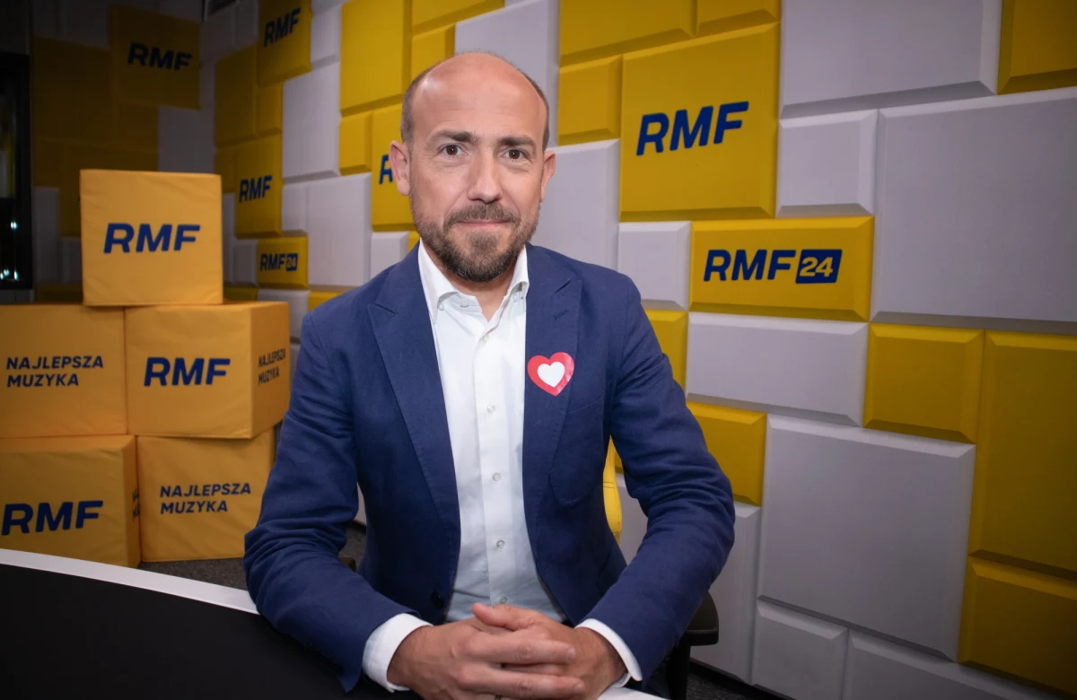 "Wiem, jak dużo pracy przed nami. Na świętowanie przyjdzie czas po wygranych wyborach" - mówił w Rozmowie w południe w RMF FM szef klubu Koalicji Obywatelskiej Borys Budka, komentując Marsz 4 czerwca, który odbył się z inicjatywy Platformy Obywatelskiej w Warszawie. "To był marsz ludzi dobrej woli, jasna strona mocy - w przeciwieństwie do mroku na Nowogrodzkiej. Tam smutni panowie dzisiaj siedzą - jeśli Jarosław Kaczyński się już obudził - i nie wiedzą, co się stało. Może pokazują Kaczyńskiemu tylko paski reżimowej telewizji" - ocenił. 