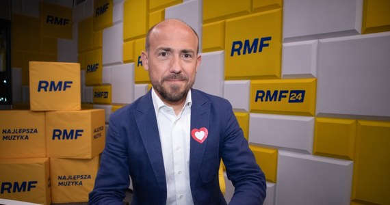 "Wiem, jak dużo pracy przed nami. Na świętowanie przyjdzie czas po wygranych wyborach" - mówił w Rozmowie w południe w RMF FM szef klubu Koalicji Obywatelskiej Borys Budka, komentując Marsz 4 czerwca, który odbył się z inicjatywy Platformy Obywatelskiej w Warszawie. "To był marsz ludzi dobrej woli, jasna strona mocy - w przeciwieństwie do mroku na Nowogrodzkiej. Tam smutni panowie dzisiaj siedzą - jeśli Jarosław Kaczyński się już obudził - i nie wiedzą, co się stało. Może pokazują Kaczyńskiemu tylko paski reżimowej telewizji" - ocenił. 