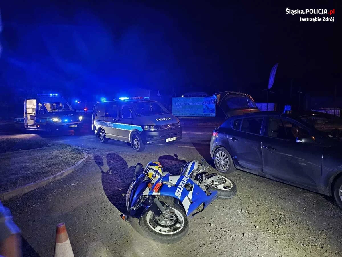 Nawet kilka lat więzienia grozi motocykliście, który w Jastrzębiu-Zdroju nie zatrzymał się do kontroli drogowej. Podczas ucieczki wyrzucił woreczki z narkotykami, popełnił szereg wykroczeń i uderzył w radiowóz. Pościg zakończył się, kiedy policjanci zajechali mu drogę.


