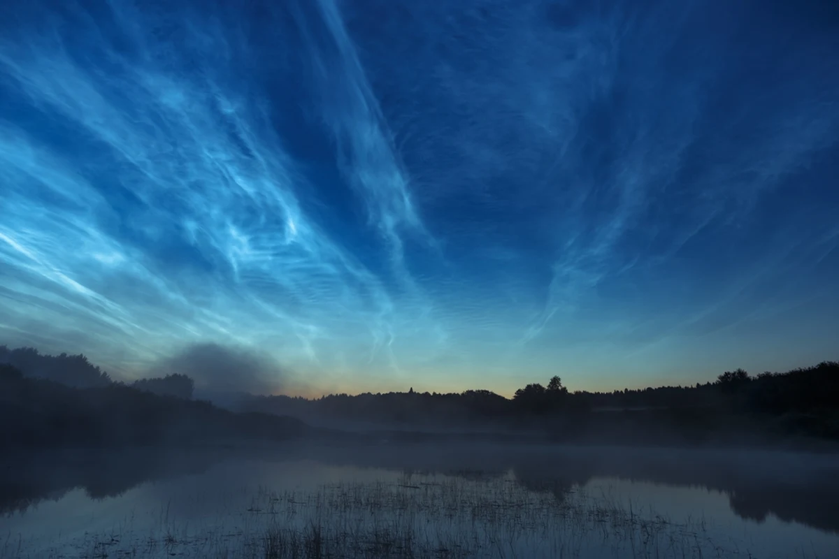 Rozpoczął się sezon na obserwację obłoków srebrzystych. Są to niewielkie kryształki lodu znajdujące się na dużej wysokości na niebie - to najwyższe chmury, które można obserwować z Ziemi. W czerwcu i lipcu można je zobaczyć również na polskim niebie.