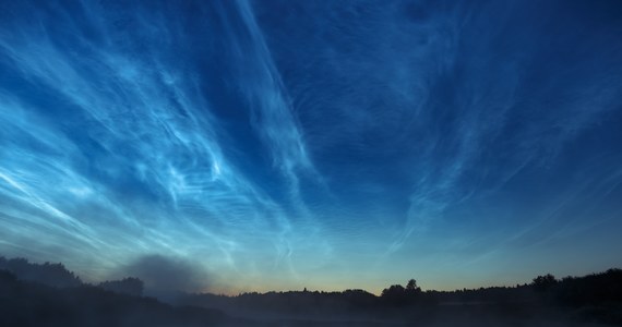 Rozpoczął się sezon na obserwację obłoków srebrzystych. Są to niewielkie kryształki lodu znajdujące się na dużej wysokości na niebie - to najwyższe chmury, które można obserwować z Ziemi. W czerwcu i lipcu można je zobaczyć również na polskim niebie.