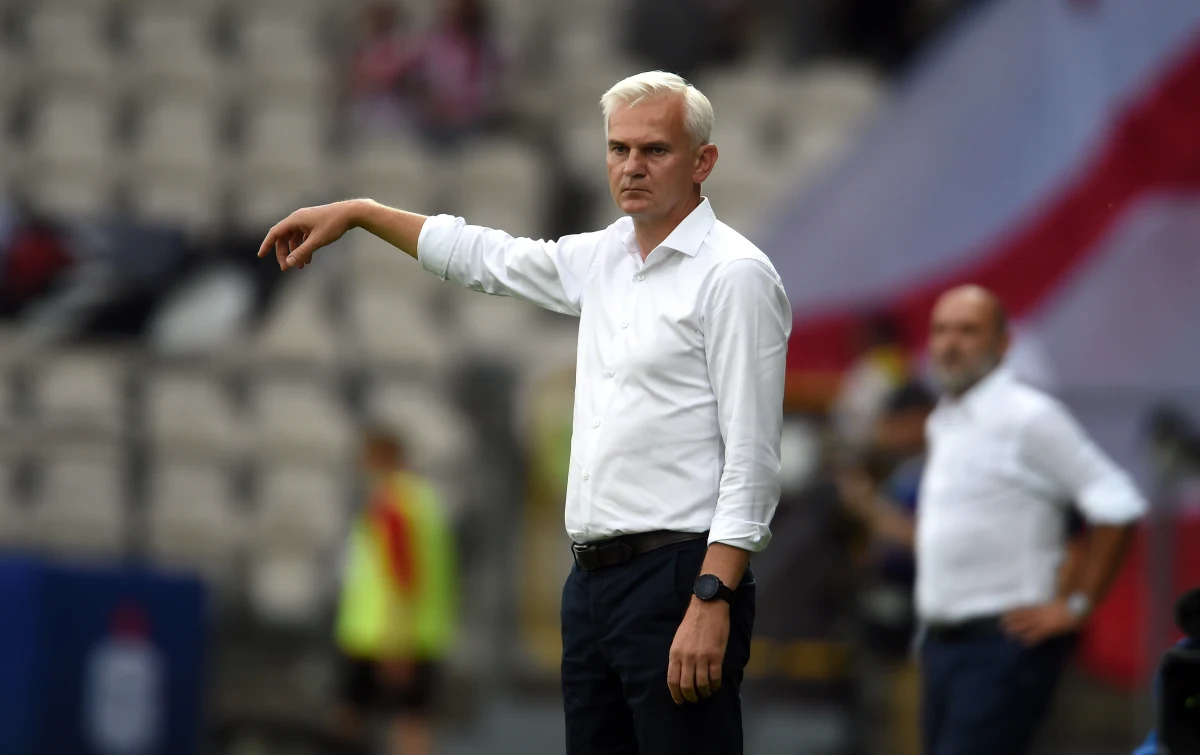 Jacek Magiera zostaje w Śląsku Wrocław. Po utrzymaniu zespołu w piłkarskiej ekstraklasie szkoleniowiec podpisał nowy kontrakt obowiązujący do 30 czerwca 2025 roku.