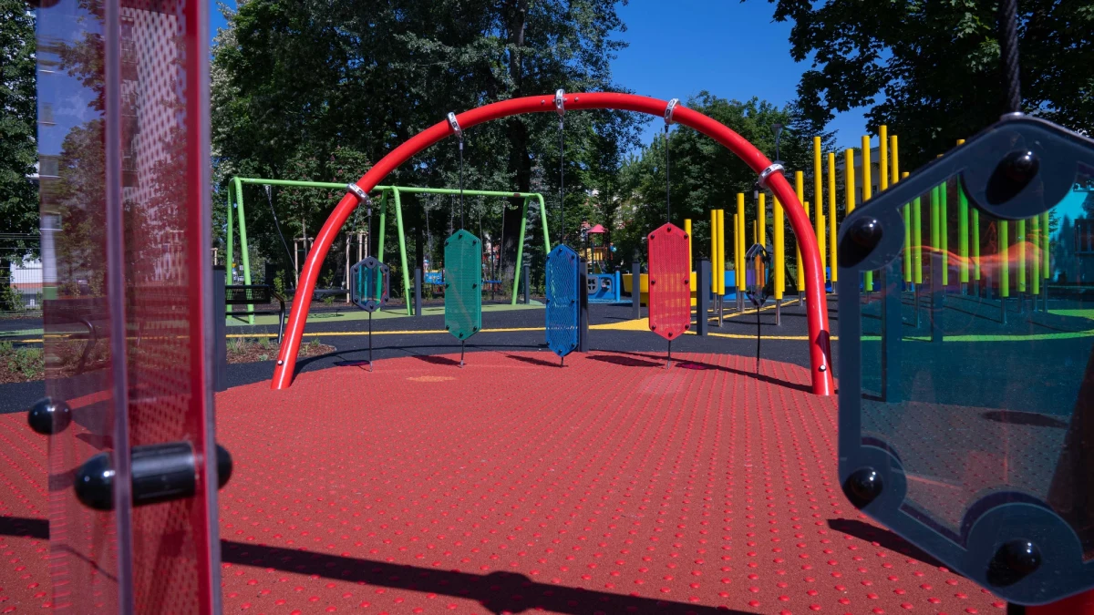 Na Słodowcu, w rejonie ulic B. Leśmiana i K. Pruszyńskiego dzielnica wybudowała plac zabaw dla dzieci niewidomych i słabowidzących. Składa się z sześciu stref z zabawkami, a wejście do każdej jest sygnalizowane dźwiękowo. To pierwszy w kraju tego typu obiekt tak zaawansowany technologicznie.