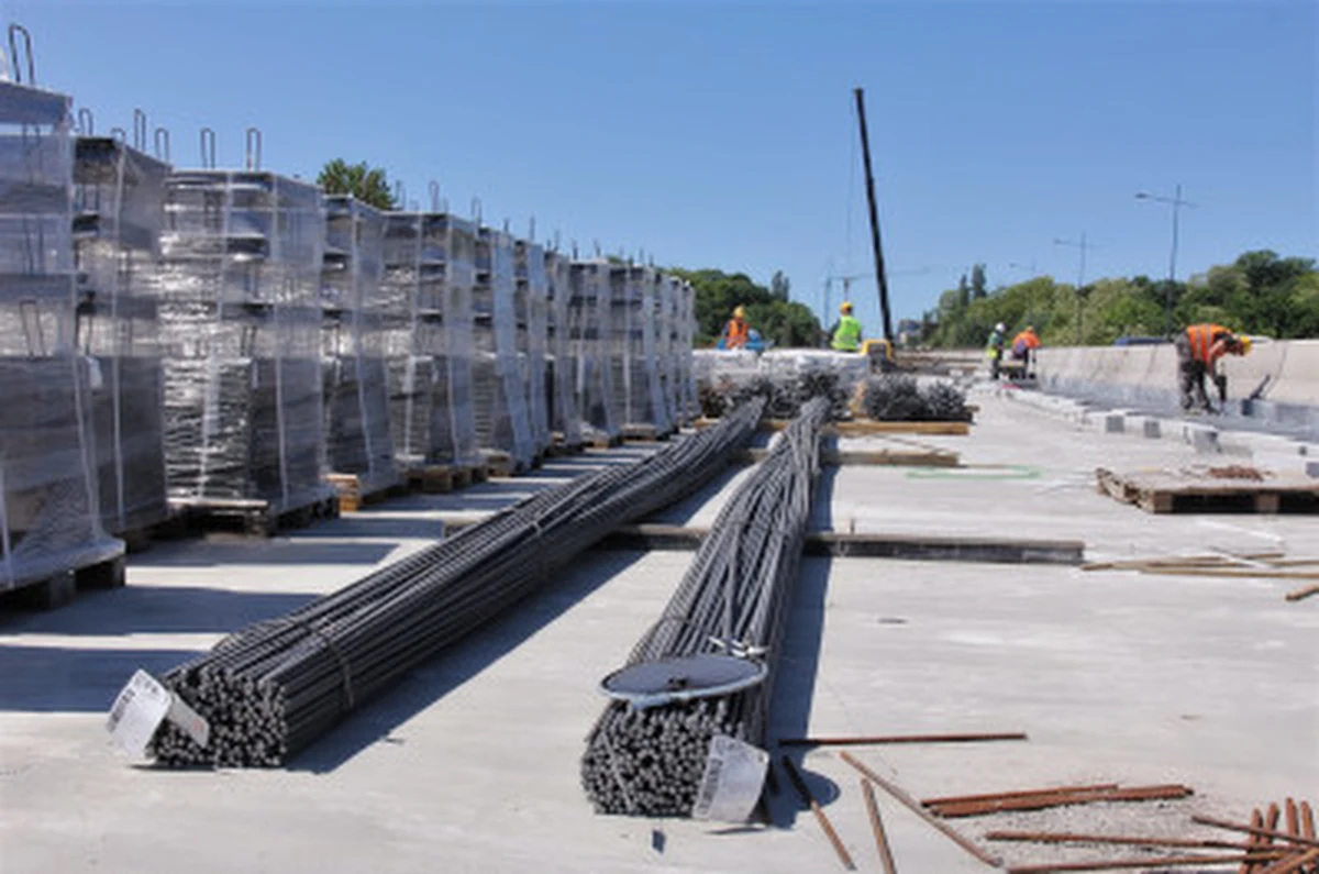 ​Od dziś - przez całe wakacje - samochody nie przejadą ulicą Łazienkowską od Torwaru w kierunku ronda Sedlaczka. To w związku z jego odbudową. Na rondzie prowadzone są roboty brukarskie.



