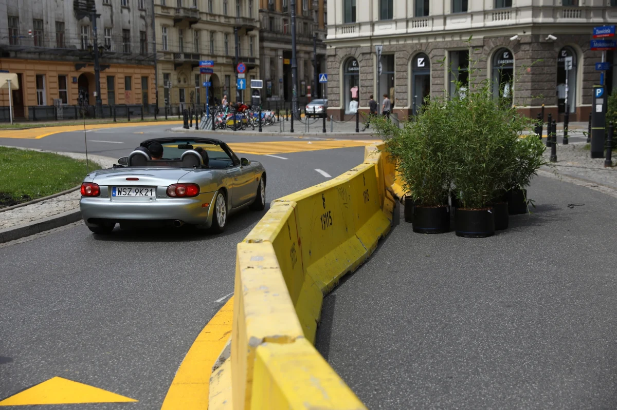 "W tym roku – wyjątkowo – nie planujemy ograniczeń w ruchu na placu Zbawiciela" – poinformował dyrektor Zarządu Dróg Miejskich, Łukasz Puchalski. W ubiegłych latach ratusz wprowadzał w tym miejscu specjalną organizację ruchu. Dzięki temu piesi i ogródki restauracyjne zyskiwały na czas wakacji więcej miejsca.